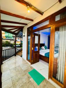 Un pat sau paturi într-o cameră la Yumiverdant Heaven Hotel