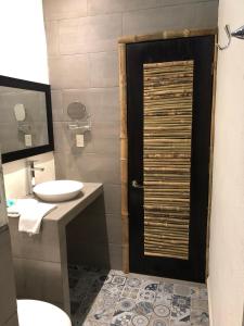 un baño con inodoro y lavabo en Hotel Monte Ixk'al Xilitla, en Xilitla