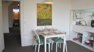 una mesa de comedor con sillas y una pintura en la pared en Koolhouse Porto, en Oporto