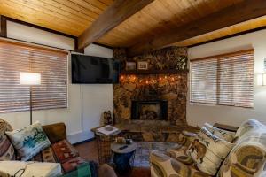 Et tv og/eller underholdning på Cozy Cabin Among The Pines