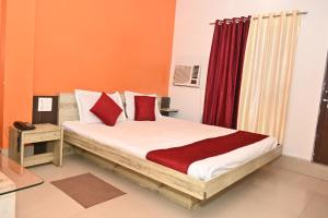 Ένα ή περισσότερα κρεβάτια σε δωμάτιο στο Maurya Royal