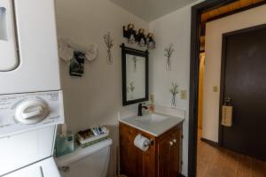 Et badeværelse på Cozy Cabin Among The Pines + 15 billeder