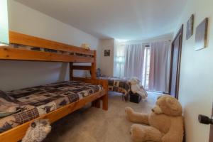 En eller flere senge i et værelse på Cozy Cabin Among The Pines