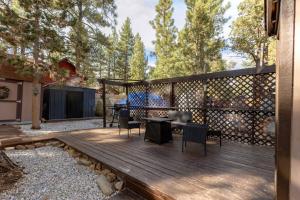 En terrasse eller udendørsområde på Cozy Cabin Among The Pines