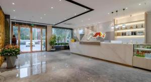un atrio di un negozio con un bancone e dei fiori di Borrman Hotel Hefei Yaohai Wanda Linquan East Road a Hefei