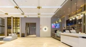 eine Lobby eines Ladens mit einer Person, die an einer Theke sitzt in der Unterkunft Premier City Comfort Hotel Quanzhou Wanda Plaza in Quanzhou
