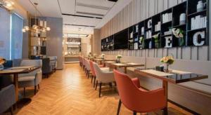 uma sala de jantar com mesas e cadeiras em um restaurante em Echarm Hotel Changsha Wuyi Square Xiangya 2nd Hospital Metro Station em Changsha