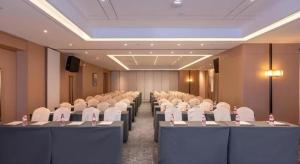 una sala conferenze con file di tavoli e sedie bianche di GreenTree Eastern Hotel Nanning Wuxiang Hangyang City a Nanning