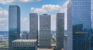 un gruppo di edifici alti in una città di GreenTree Eastern Hotel Nanning Wuxiang Hangyang City a Nanning