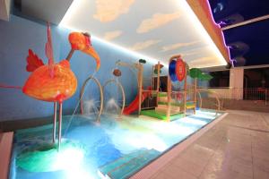 park wodny z flamingami w basenie w obiekcie Hotel Continental w mieście Krynica Morska