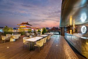 Bazén v ubytování Kaifeng Drum Tower Square, Qingming Riverside Landscape Garden, Manxin Hotel nebo v jeho okolí