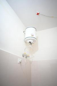 uma casa de banho com um candeeiro na parede em LVMR RIDER REST Homestay em Kulu