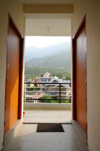 uma porta aberta com vista para uma cidade em LVMR RIDER REST Homestay em Kulu
