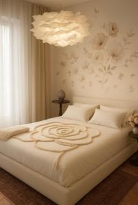 佩斯卡拉ALE HOME的一间卧室设有一张大床和华丽的墙壁