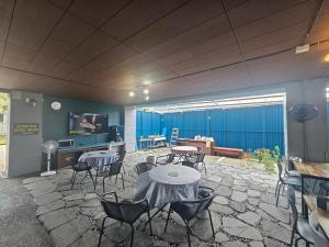 Gunsan Yes的一个带桌椅的庭院和电视