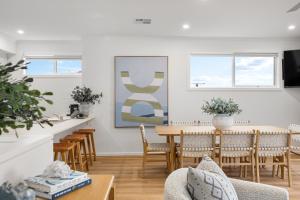 Et tv og/eller underholdning på BlueBelles - Coastal Chic Overlooking Maslin Beach