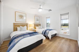 En eller flere senge i et værelse på BlueBelles - Coastal Chic Overlooking Maslin Beach + 34 billeder