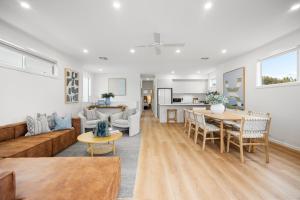 Køkken eller tekøkken på BlueBelles - Coastal Chic Overlooking Maslin Beach