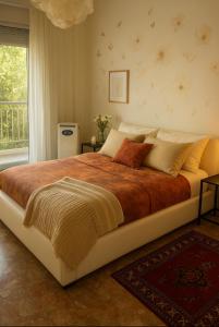 佩斯卡拉ALE HOME的一间卧室，配有一张带枕头的大床