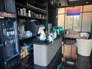 ein Café mit einer Theke in einem Zimmer in der Unterkunft NT House in Chiang Rai