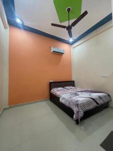 a bedroom with a bed and a ceiling fan at Kamla Sadan Palace in Ayodhya +7 photos