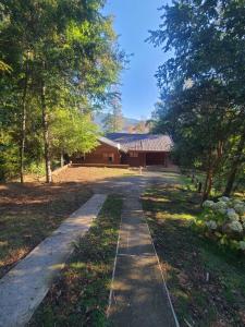een loopbrug naar een gebouw in een park bij Cabaña Yoka - Orilla de Lago in Pucura