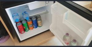 un frigorifero aperto con bibite e bevande di Downtown VangVieng Hotel a Vang Vieng Altre 18 foto