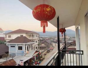 una vista di una città da un balcone di Downtown VangVieng Hotel a Vang Vieng