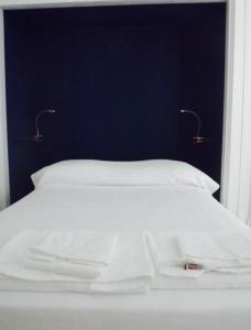 セジンブラにあるAiola Duplex Eco-friendlyの白いベッド(白いタオル2枚付)