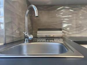 un lavandino con rubinetto su un bancone di TWIN Garden a Zánka Altre 21 foto