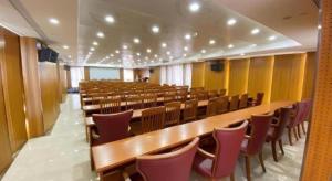 a conference room with rows of tables and chairs at City Comfort Inn Yancheng Xihuan Road Wanda Plaza in Yancheng