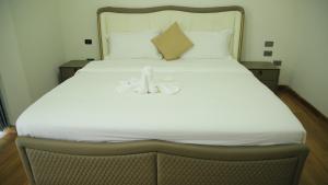 Ένα ή περισσότερα κρεβάτια σε δωμάτιο στο Romanat Addis Hotel