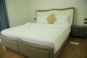 Ένα ή περισσότερα κρεβάτια σε δωμάτιο στο Romanat Addis Hotel