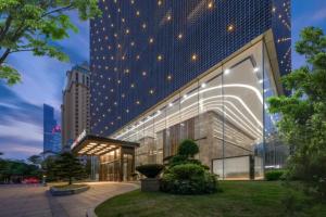 Un gran edificio con luces a los lados. en Echeng Hotel Nanning the Mixc Convention, en Nanning