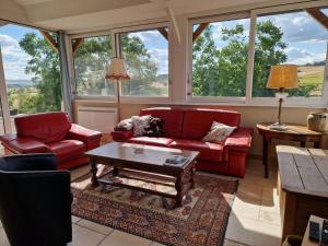 Χώρος καθιστικού στο Gîte en pierre à Charroux avec Piscine et Vue sur Campagne - FR-1-489-607