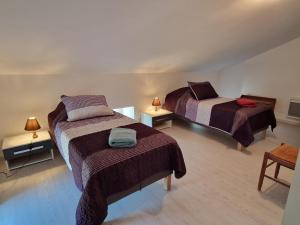 Ένα ή περισσότερα κρεβάτια σε δωμάτιο στο Gîte en pierre à Charroux avec Piscine et Vue sur Campagne - FR-1-489-607