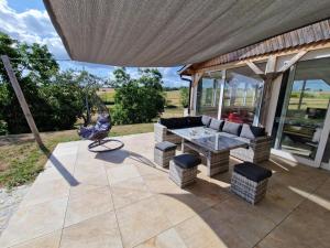 Κήπος έξω από το Gîte en pierre à Charroux avec Piscine et Vue sur Campagne - FR-1-489-607