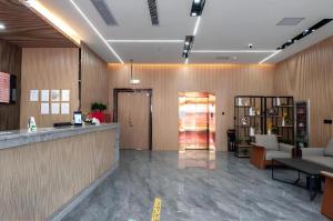 eine Lobby mit einer Bar und einem Wartezimmer in der Unterkunft Borrman Hotel Jiangyin Zhouzhuang in Xiwujieqiao