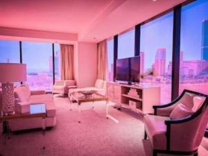 TV a/nebo společenská místnost v ubytování Ahern Hotel and Event Center