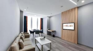 ein Wohnzimmer mit Sofa und Tisch in der Unterkunft Borrman Hotel Jiangyin Zhouzhuang in Xiwujieqiao