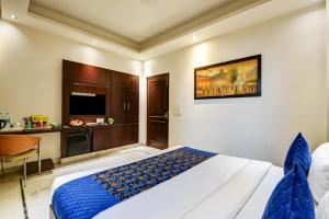 Un dormitorio con una cama grande y un televisor. en Monarch Residency Gurgaon, en Gurgaon