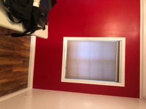 The Corner Suite في نورووك: نافذة في غرفة ذات جدار احمر