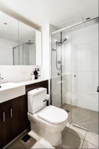 Cozy Studio in the heart of CBD C4 في بريزبين: حمام مع مرحاض ودش ومغسلة