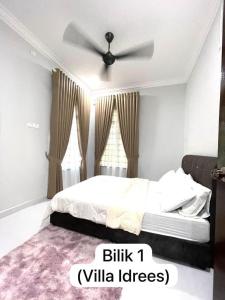 Ένα ή περισσότερα κρεβάτια σε δωμάτιο στο Homestay Cahaya Purnama +8 φωτογραφίες