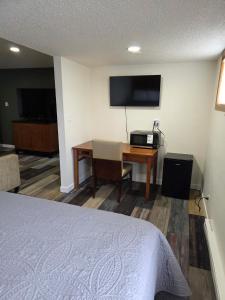 Una habitación de hotel con una cama, un escritorio y un televisor. en Shelton Inn, en Shelton 22 fotos más