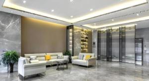 eine Lobby mit zwei weißen Sofas und einem Weinkeller in der Unterkunft GYA Hotel Taiyuan Zonggai Zone Ancient County Chengnan Station in Taiyuan