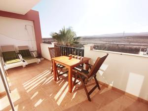 En balkon eller terrasse på Sunset House et piscine + 30 billeder
