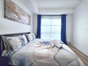 En eller flere senge i et værelse på Family Modern 1BR and Den Condo - Apartment with City View, Downtown, Balcony, Free Parking & In-Suite Laundry!