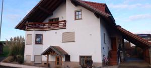 una gran casa blanca con techo rojo en Ferienwohnung Matheaperle, en Nidda