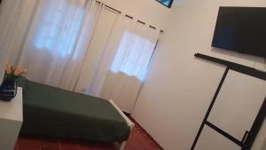 una sala con un podio con una pantalla y un televisor en El Molino - Your perfect getaway awaits you here!, en Pamplonita